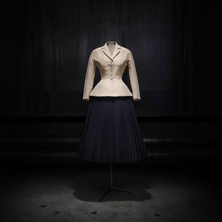 Dior bajo Anderson: una nueva era de elegancia intelectual