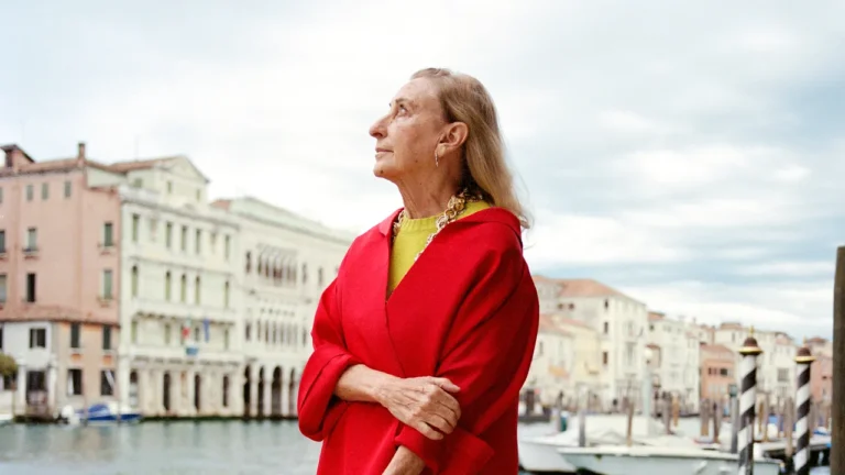 Retrato de Miuccia Prada, diseñadora y directora creativa que transformó la marca Prada con innovación y visión intelectual desde finales del siglo XX .