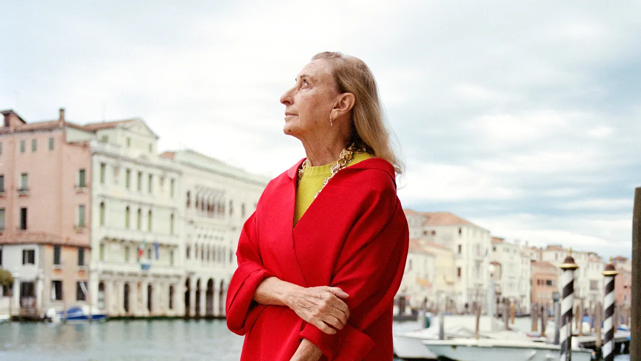 Retrato de Miuccia Prada, diseñadora y directora creativa que transformó la marca Prada con innovación y visión intelectual desde finales del siglo XX .