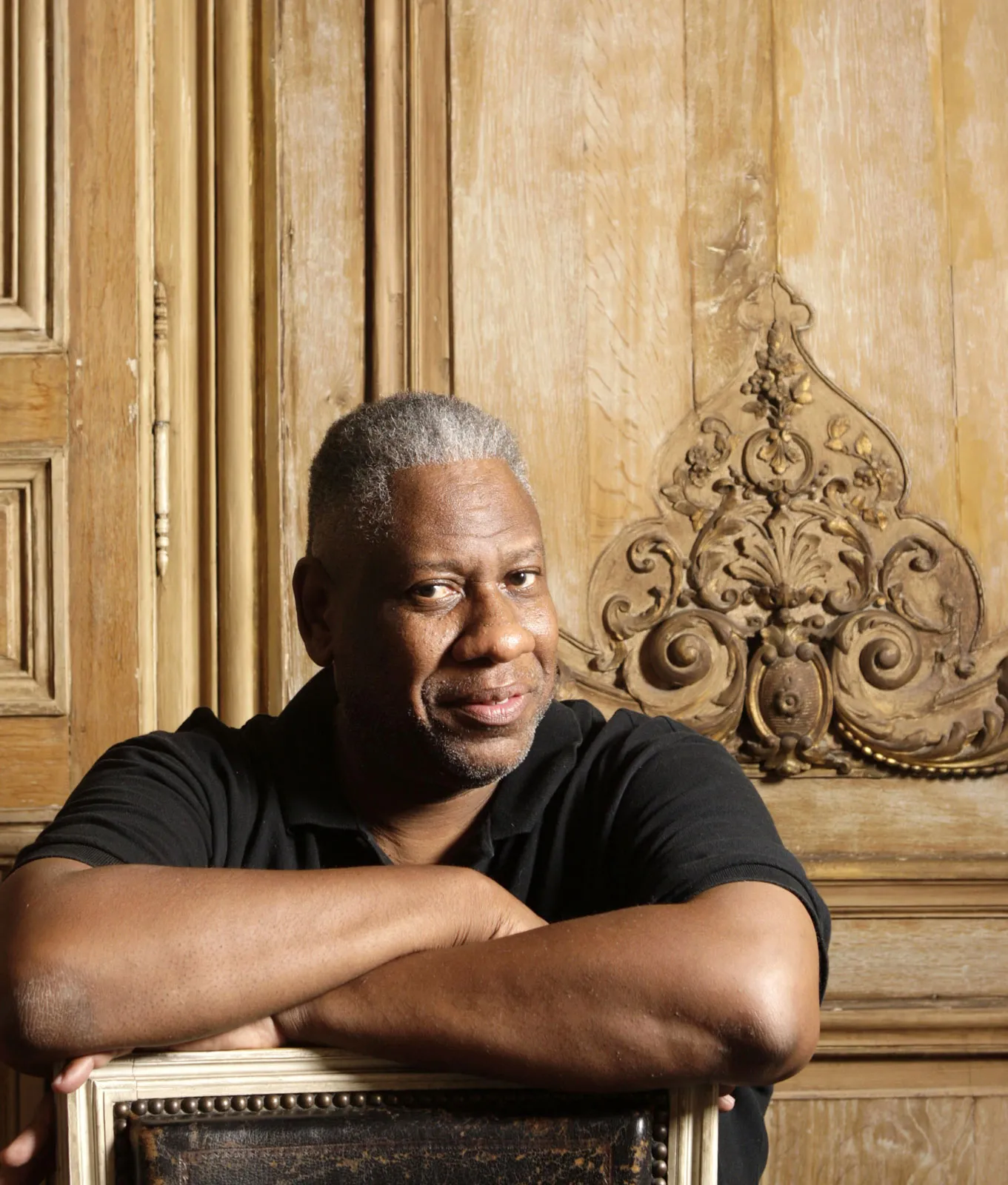 La elegancia reinventada por Andre León en Vogue y su impresionante trayectoria en el mundo de la moda.