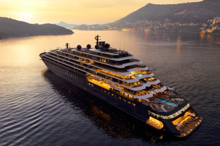 el lujo de viajar ppor el meditarreneo a bordo del Ritz-Carlton Yacht Colletion.