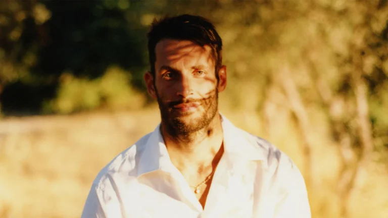 Jacquemus presentó su desfile “La Casa” en el Palacio de Versalles con una colección minimalista, poética y teatral que nos transporta a su infancia en el sur de Francia. Análisis completo desde The Aesthetic Edit.