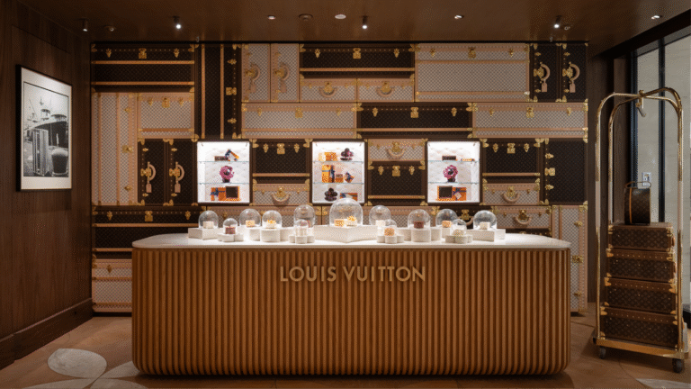 El mega barco de Louis Vuitton anclado en el corazon de Shangai para ofrecer una experiencia diferente.