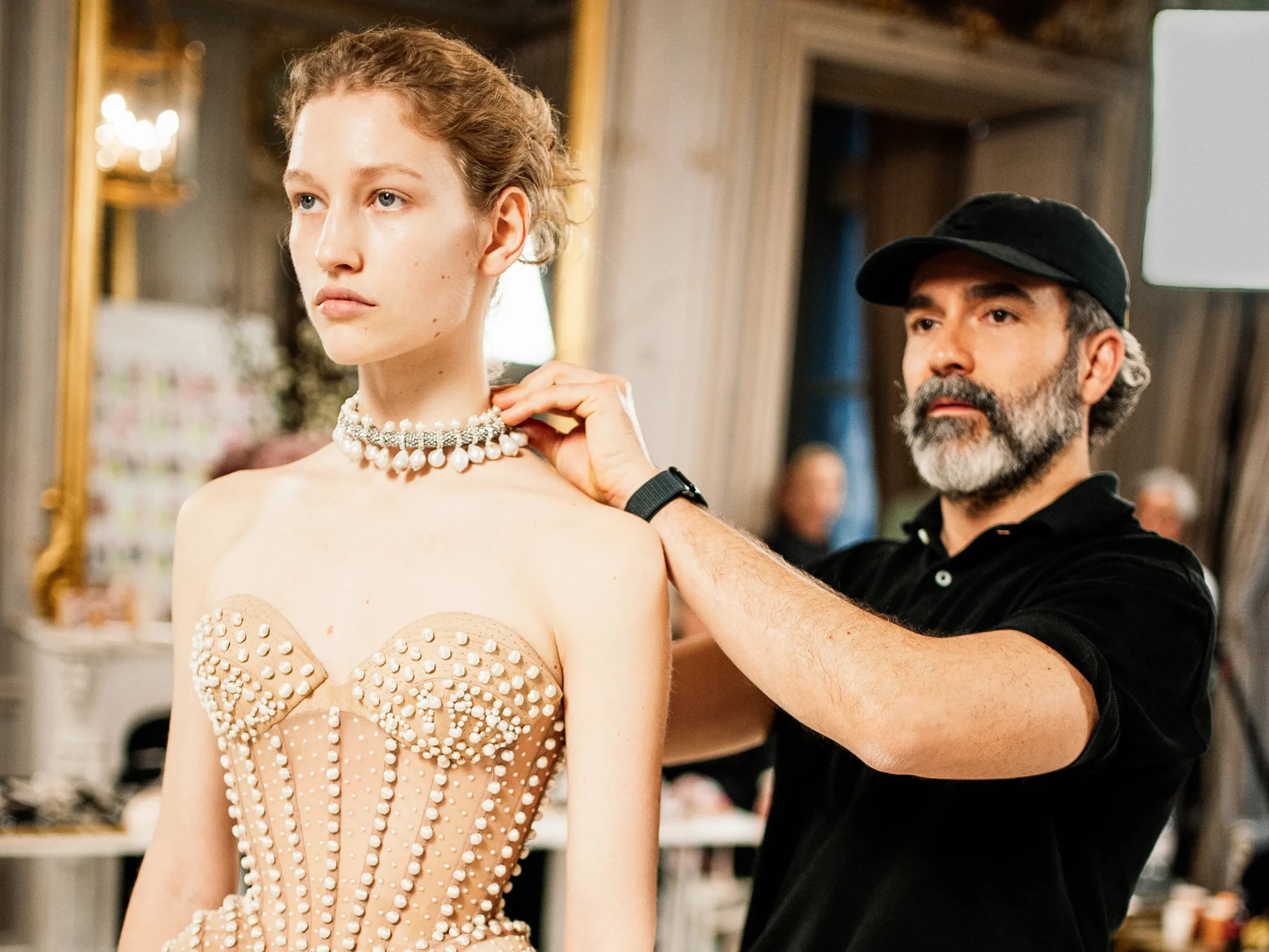 Schiaparelli vuelve a brillar en Paris en su desfile de alta costura.