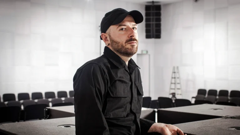 Pocos diseñadores tienen el poder y la creatividad de transformar una marca dec lujo como Balenciaga y Deman tiene ese poder.